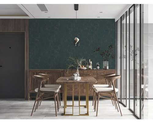 Esszimmer mit Holztisch, Stühlen und Sideboard vor einer dunklen gemusterten Tapete