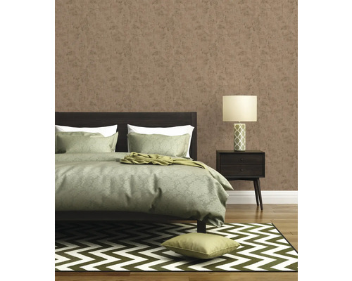 Schlafzimmer mit Doppelbett, Nachttischlampe und gemusterter Tapete