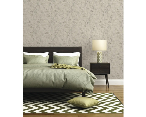 Schlafzimmer mit Bett, Nachttisch, Lampe, Teppich und strukturierter Tapete