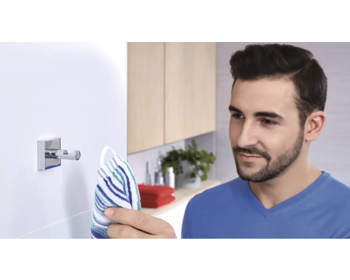 Doppelter Handtuchhaken an der Wand mit Handtuch