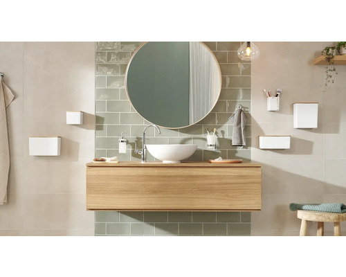 Badezimmer mit Waschtischunterschrank, rundem Spiegel, Aufsatzwaschbecken und Badaccessoires