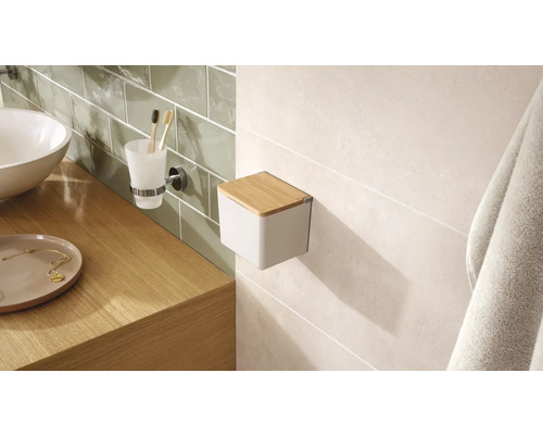 Badezimmer-Szene mit Waschbecken, Zahnputzbecher und Kosmetiktücherbox