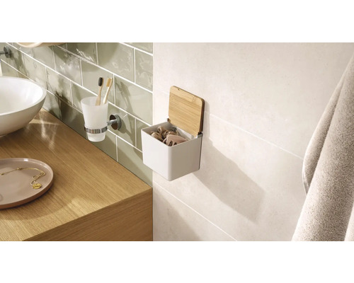 Badezimmerinterieur mit Waschbecken, Zahnputzbecher und Wandaufbewahrungsbox mit Bambusdeckel