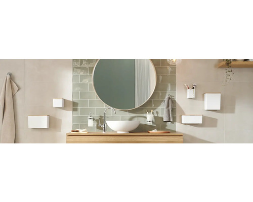 Badezimmer mit Spiegel, Waschtisch, Armatur und Badaccessoires