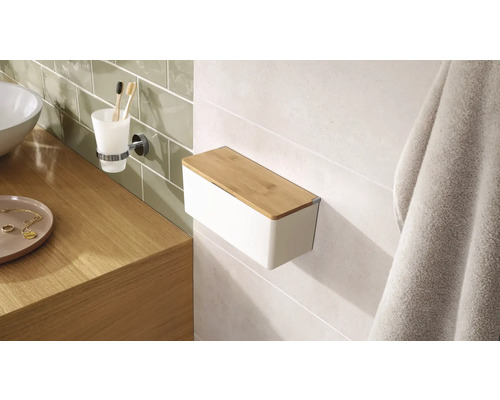 Badezimmeransicht mit einem Zahnputzbecher und einem Kosmetiktücher-Box mit Bambusdeckel