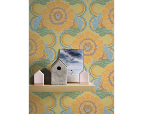 Tapete mit floralem Muster, Ablage mit Dekorationen