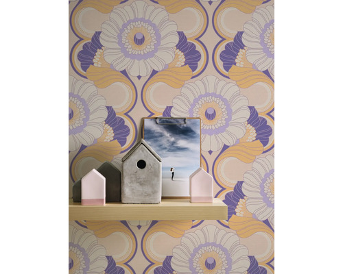 Blumentapete mit grafischem Muster und Dekoration auf einem Regal