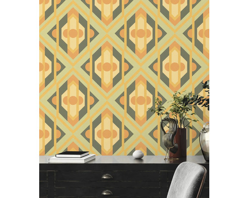 Gemusterte Tapete im Retro-Stil hinter einem dunklen Schrank