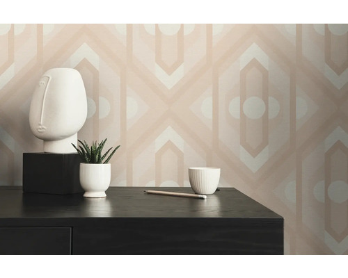 Wandgestaltung mit grafischem Muster, Dekorationen und Tisch