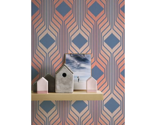 Raumansicht mit gemusterter Tapete, Holzregal, Dekorationen und Bild