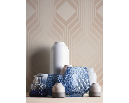 Verschiedene dekorative Vasen vor einer gemusterten Tapete