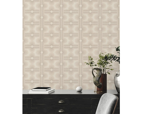 Wohnraumszene mit gemusterter Tapete, Kommode und Dekorationsgegenständen