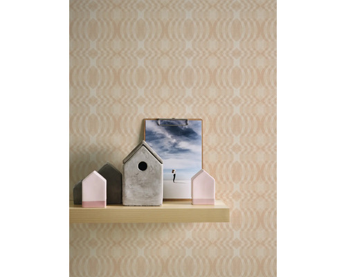 Dekorative Szene mit Muster-Tapete, Ablagebrett, Hausdekorationen und Bild auf Klemmbrett.