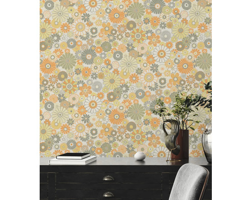 Tapete mit Blumenmuster im Retro-Stil an einer Wand