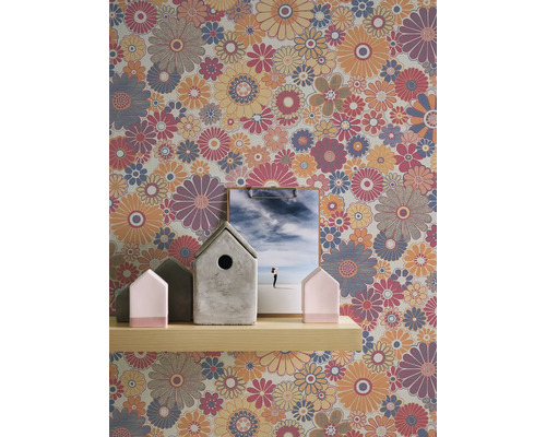 Blumentapete mit Deko-Elementen auf einem Regal