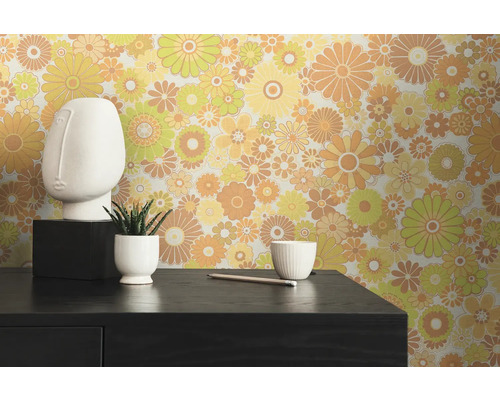 Zimmer mit Retro-Blumentapete, Kopfskulptur und Pflanze