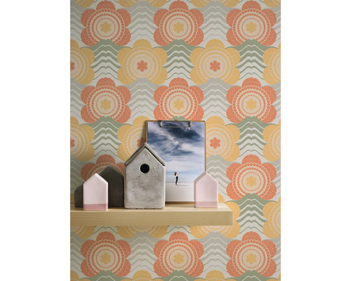 Blümchentapete mit Dekoration auf Holzregal