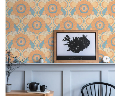 Raumansicht mit Retro-Blumentapete