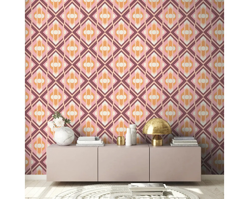 Raumansicht mit gemusterter Tapete und modernem Sideboard