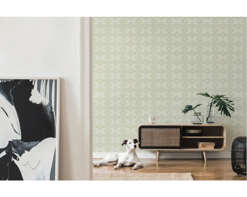 Heller Raum mit gemusterter Tapete, Kommode und Hund