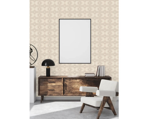 Innenraum mit gemusterter Tapete, Kommode, Sessel und Bilderrahmen