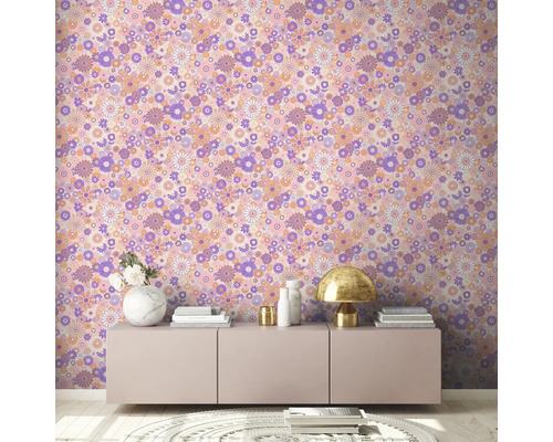 Wohnraum mit Blumentapete, Kommode, Lampe und Dekoration