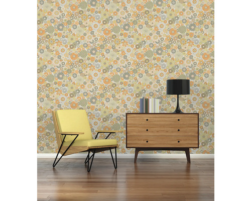 Retro Wohnzimmer mit Blumtapete, Sessel, Kommode und Lampe