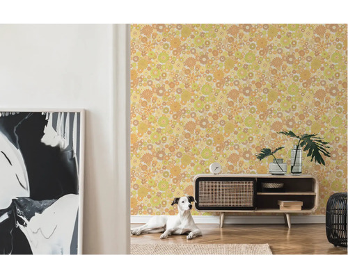 Zimmer mit gelber Blumentapete, Kommode, Hund und abstraktem Gemälde