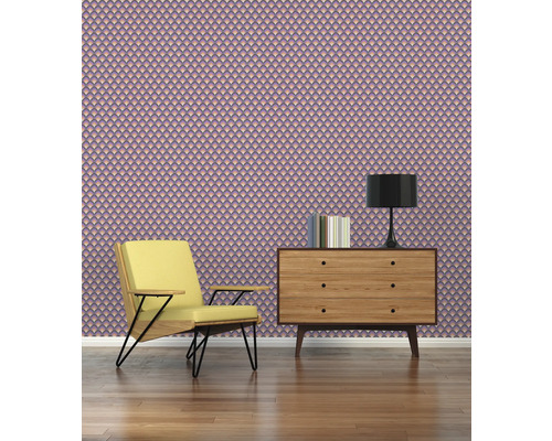 Szene mit Sessel, Kommode, Lampe und gemusterter Tapete.