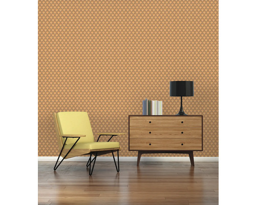 Wohnzimmer mit gemusterter Tapete, Sessel und Holzkommode