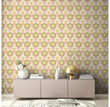 Raumansicht mit Retro Tapete mit Blumenmuster auf einer Wand