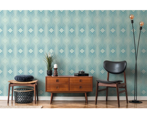 Wohnraum mit gemusterter Tapete, Kommode und Stuhl