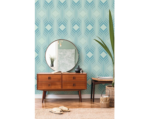Wohnraum mit geometrischer Tapete, Kommode und Spiegel