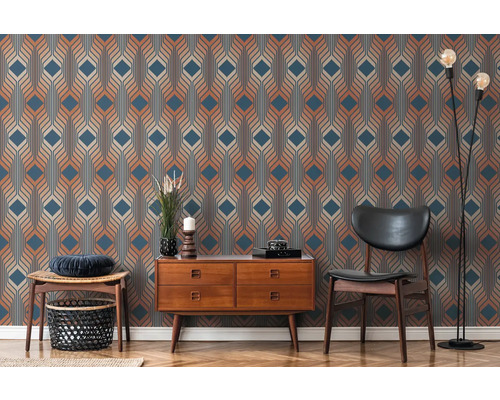 Wohnraum mit Retro-Tapete, Kommode und Sitzmöbeln.