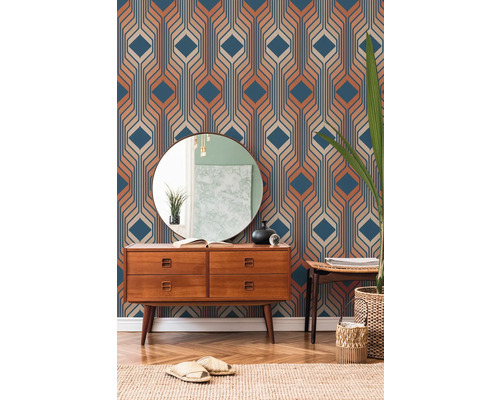 Szene mit geometrischer Tapete, Kommode, Spiegel und Dekorationen