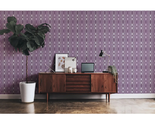 Dekoratives Zimmer mit gemusterten Tapeten, Sideboard aus Holz und Zimmerpflanze in einem Topf.