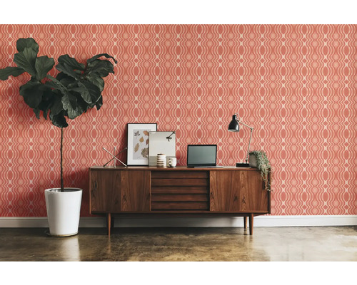 Dekorative Wandgestaltung mit gemusterten Tapeten im Wohnzimmer