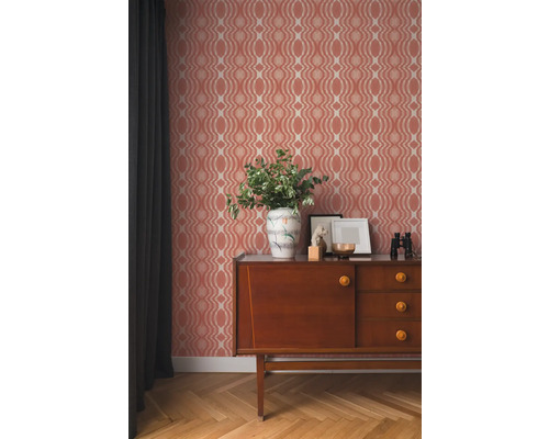 Dekoratives Wohnzimmer mit gemusterter Tapete, Kommode und Vorhang