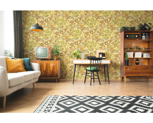 Retro-Wohnzimmer mit floraler Tapete, Sofa, Schrank, Schreibtisch, Teppich und Dekoration