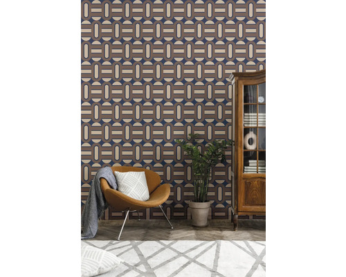 Wohnzimmer mit gemusterter Tapete, Sessel, Zimmerpflanze und Schrank