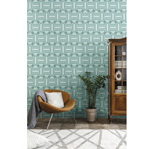 Zimmer mit Retro Tapete, Sessel, Zimmerpflanze, Teppich und Glasschrank