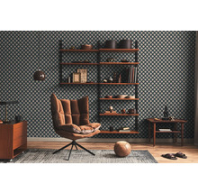 Wohnzimmer mit gemusterter Tapete, Regalen, Sessel, Teppich und Holzboden.
