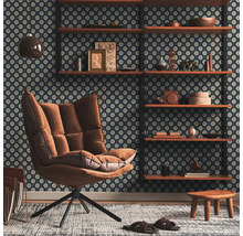 Wohnzimmer mit Sessel, Regal und gemusterter Tapete