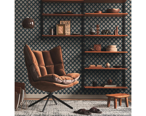 Wohnzimmer mit Sessel, Regal und gemusterter Tapete