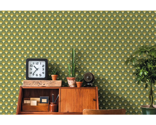 Dekorative Wandgestaltung mit gemusterten Tapeten und Vintage-Möbeln in einem Wohnraum