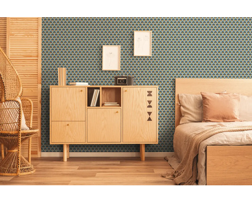 Wohnzimmer mit gemusterter Tapete, Holzschrank und Bett