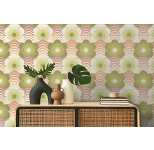 Dekorative Tapete mit Blumenmuster hinter einem Schrank