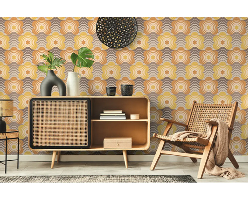 Wohnzimmer mit gemusterter Tapete, Kommode und Sessel