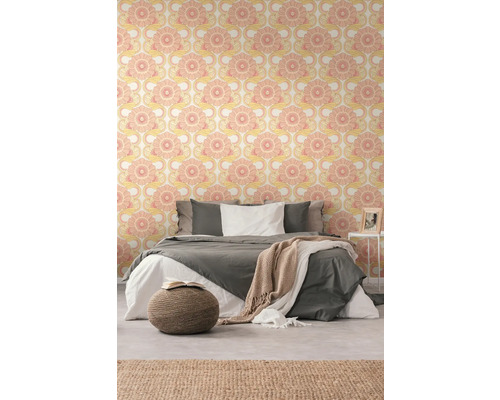 Ein Schlafzimmer mit Bett und gemusterter Tapete.