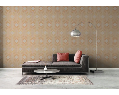 Wohnzimmer mit gemusterter Tapete, Sofa und Stehlampe